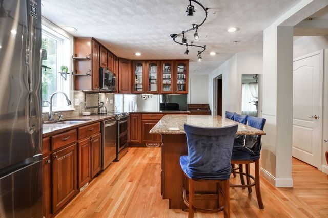 202 Boston Post Rd, Wayland, MA 01778