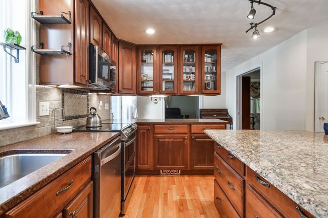 202 Boston Post Rd, Wayland, MA 01778