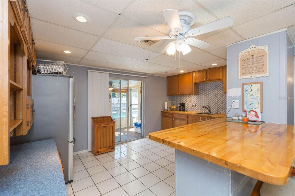 Image 12 of property listing at 4102 W FAIRVIEW HEIGHTS, Tampa, FL 33616