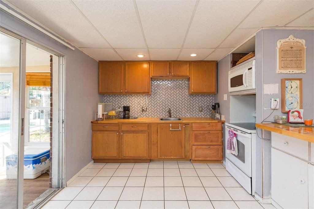 Image 13 of property listing at 4102 W FAIRVIEW HEIGHTS, Tampa, FL 33616