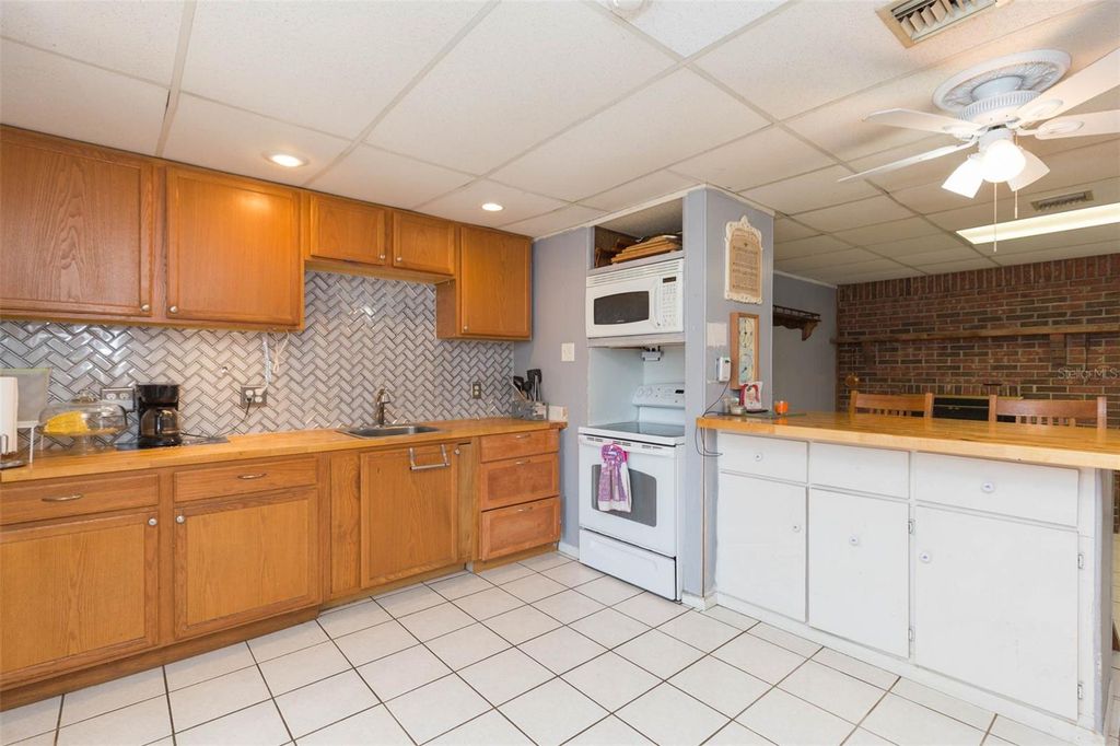 Image 14 of property listing at 4102 W FAIRVIEW HEIGHTS, Tampa, FL 33616