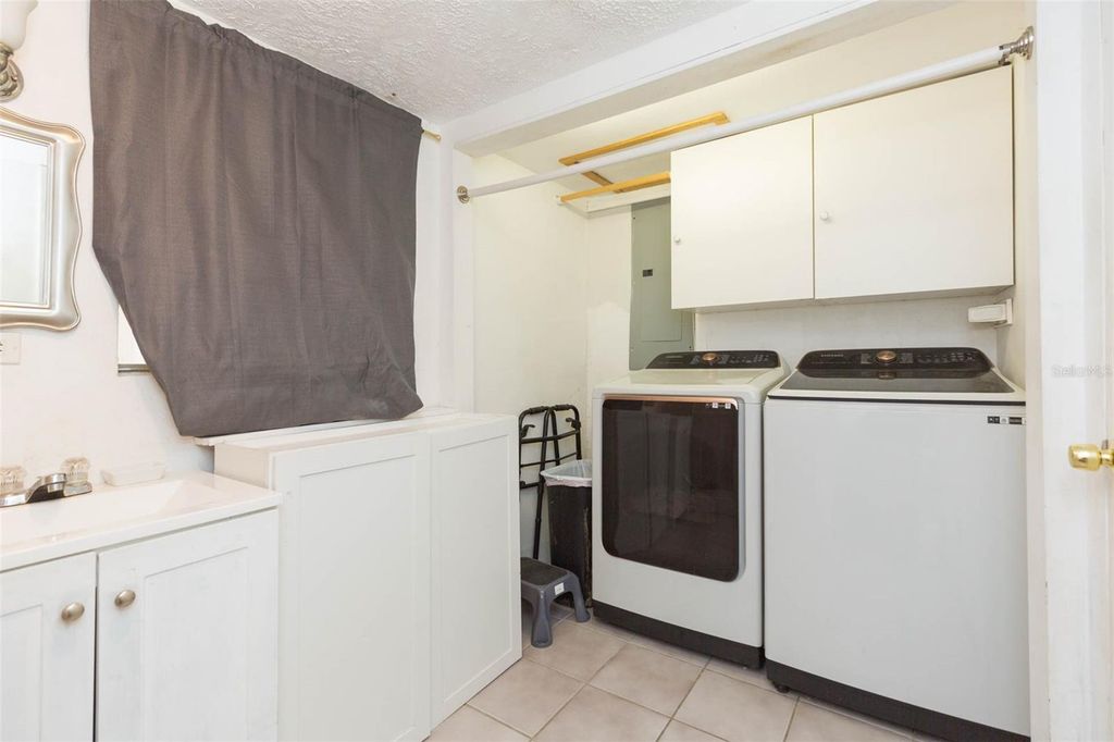 Image 17 of property listing at 4102 W FAIRVIEW HEIGHTS, Tampa, FL 33616