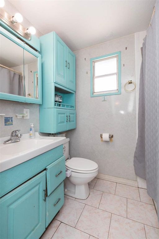 Image 27 of property listing at 4102 W FAIRVIEW HEIGHTS, Tampa, FL 33616