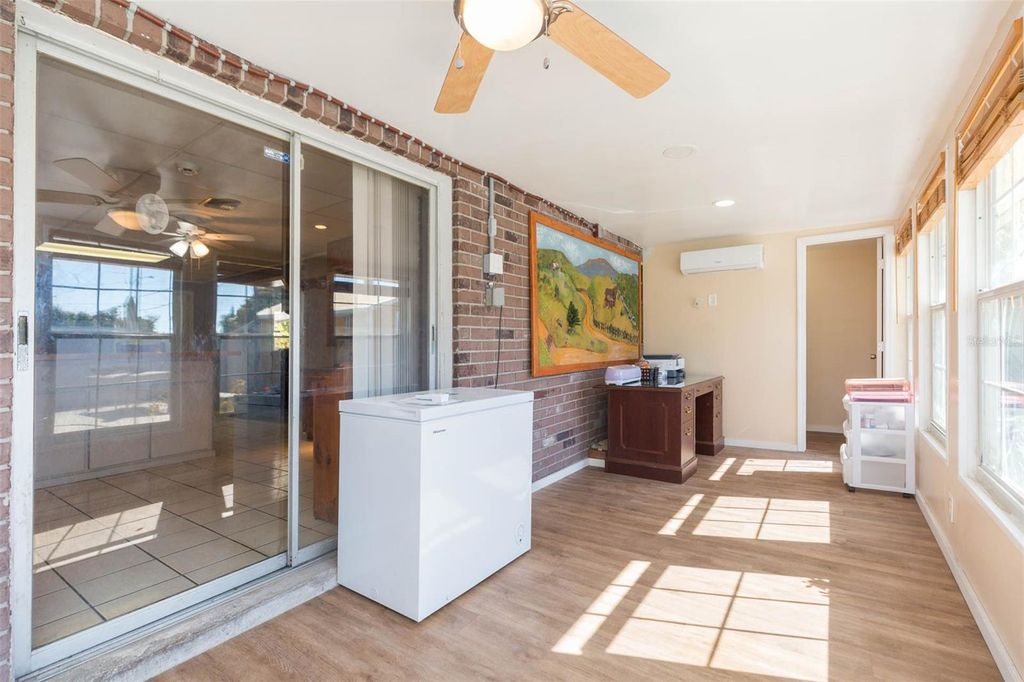 Image 28 of property listing at 4102 W FAIRVIEW HEIGHTS, Tampa, FL 33616