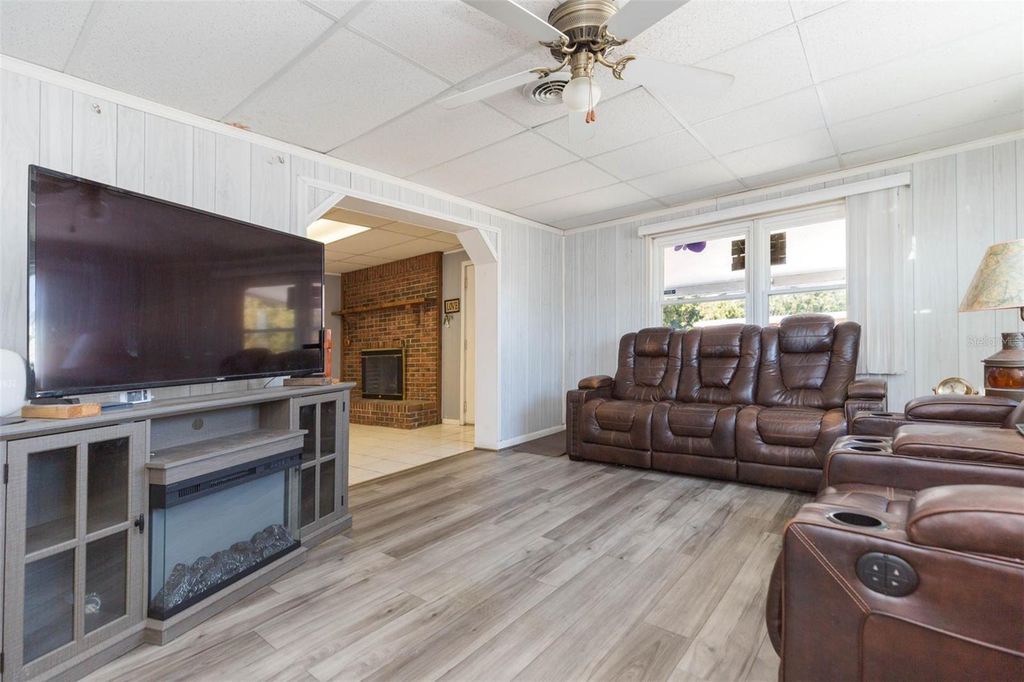 Image 4 of property listing at 4102 W FAIRVIEW HEIGHTS, Tampa, FL 33616