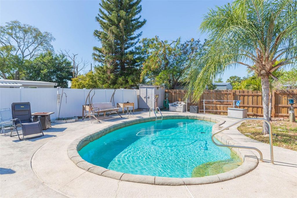 Image 31 of property listing at 4102 W FAIRVIEW HEIGHTS, Tampa, FL 33616