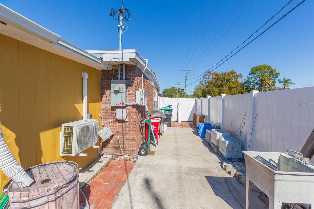 Image 34 of property listing at 4102 W FAIRVIEW HEIGHTS, Tampa, FL 33616