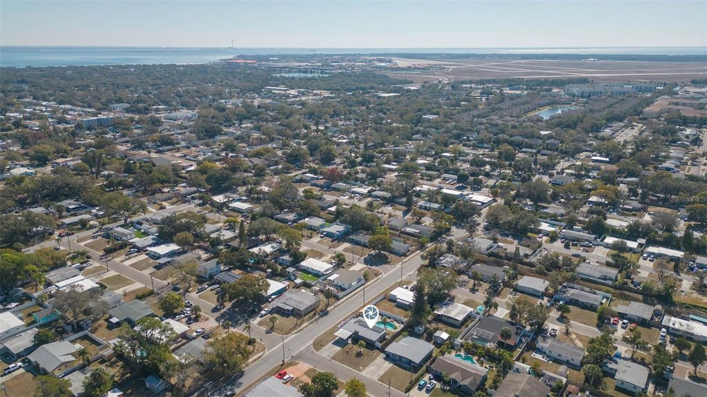 Image 41 of property listing at 4102 W FAIRVIEW HEIGHTS, Tampa, FL 33616