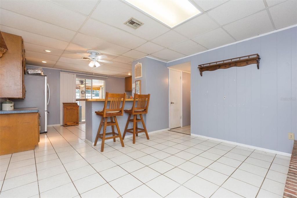 Image 8 of property listing at 4102 W FAIRVIEW HEIGHTS, Tampa, FL 33616