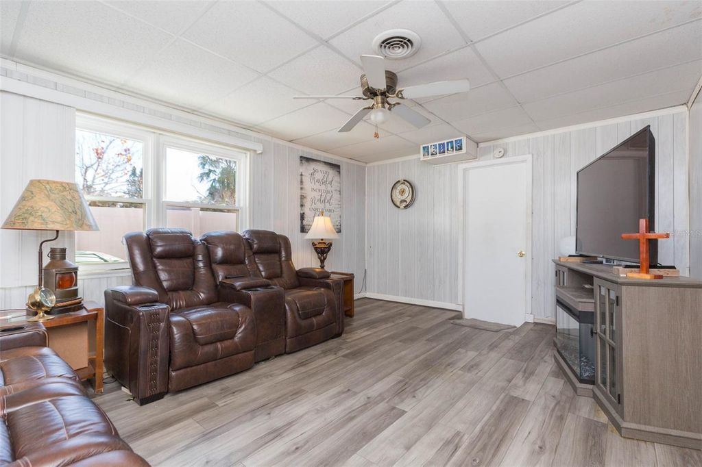 Image 9 of property listing at 4102 W FAIRVIEW HEIGHTS, Tampa, FL 33616