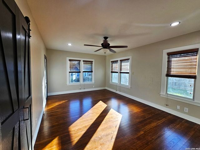 624 S AUSTIN ST, Seguin, TX 78155