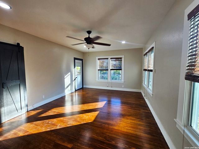 624 S AUSTIN ST, Seguin, TX 78155