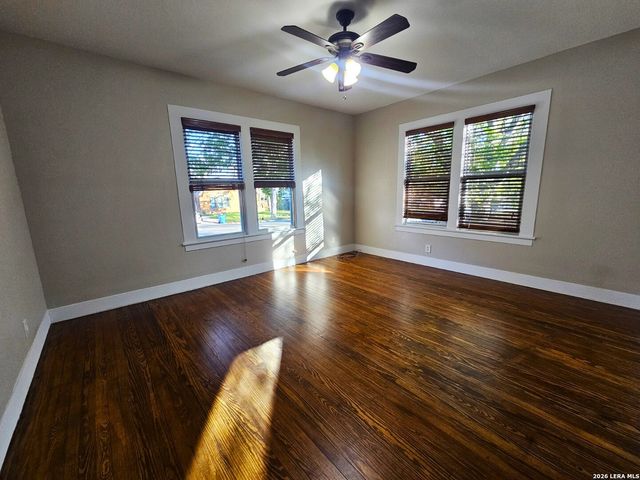 624 S AUSTIN ST, Seguin, TX 78155