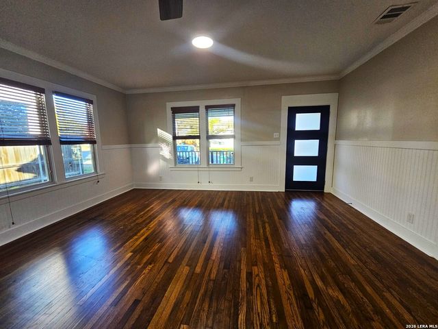 624 S AUSTIN ST, Seguin, TX 78155