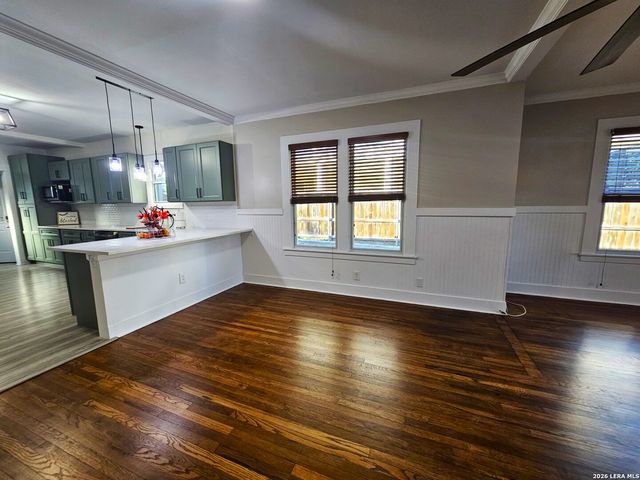 624 S AUSTIN ST, Seguin, TX 78155