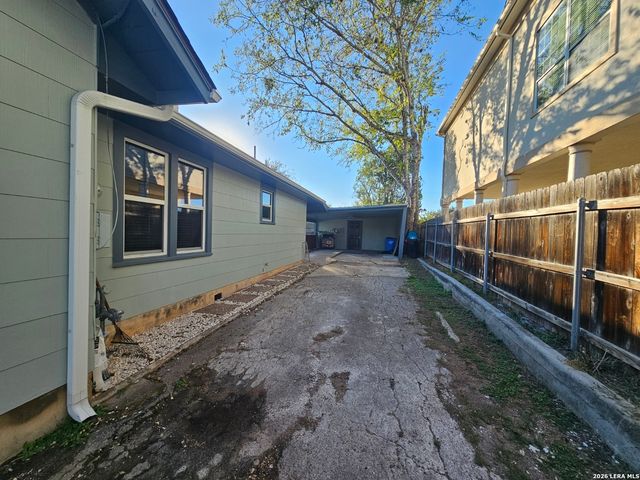 624 S AUSTIN ST, Seguin, TX 78155