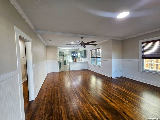 624 S AUSTIN ST, Seguin, TX 78155