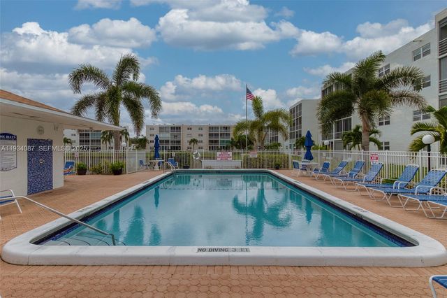 314 SE 10th St 406, Dania Beach, FL 33004