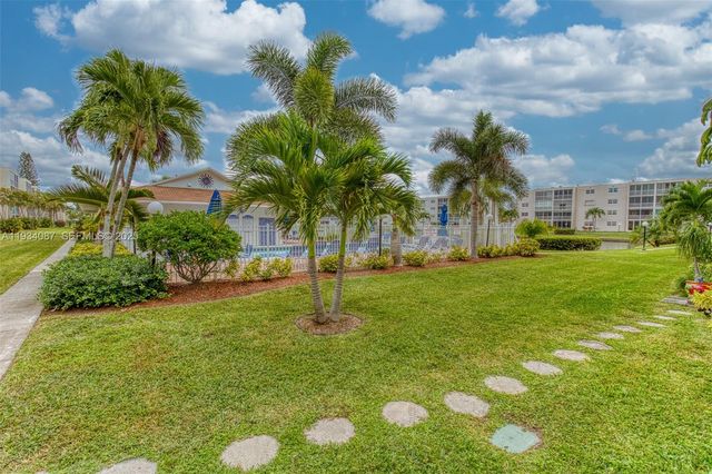 314 SE 10th St 406, Dania Beach, FL 33004