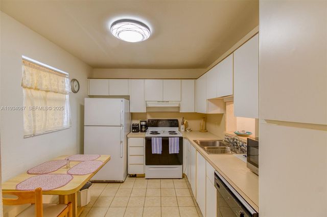 314 SE 10th St 406, Dania Beach, FL 33004