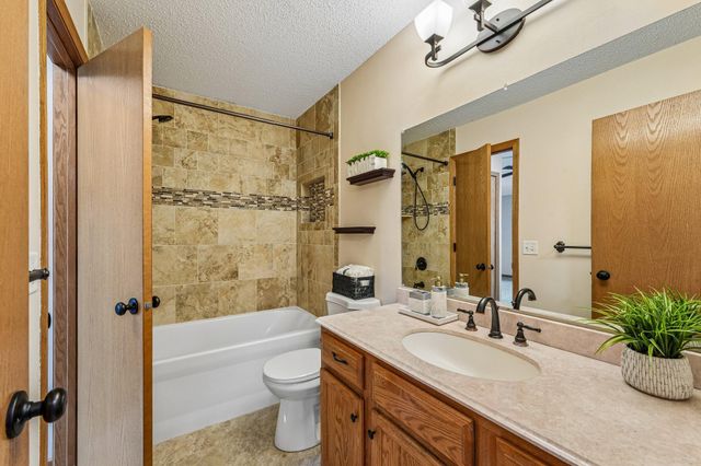 2744 Wagon Wheel Trail, Chaska, MN 55318