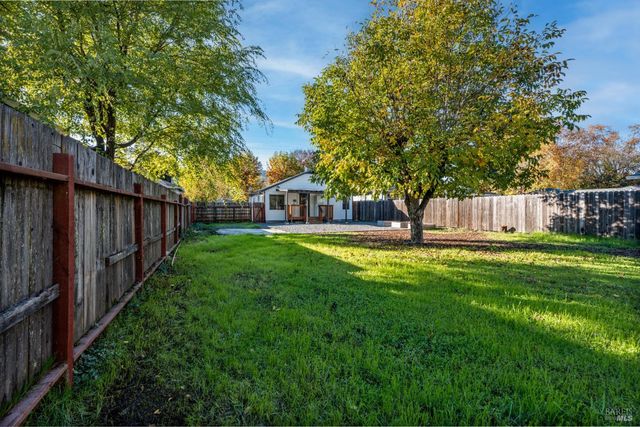 6 Lorraine St, Ukiah, CA 95482