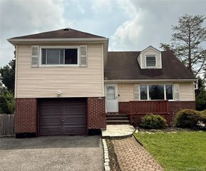 6 Gateway Street, Bethpage, NY 11714