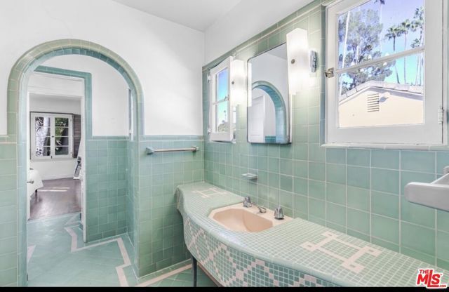 1530 Valley View Road, Glendale, CA 91202