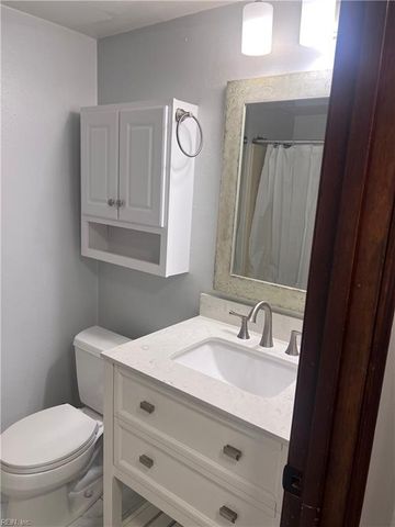 2 Academy LN, Hampton, VA 23669
