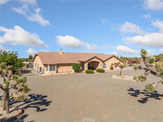 11025 El Esteban, Phelan, CA 92371