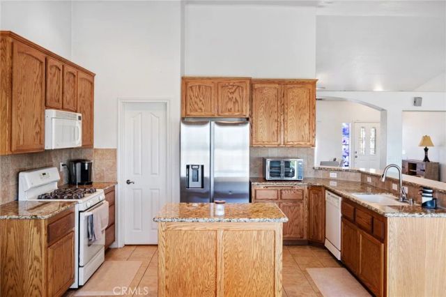 11025 El Esteban, Phelan, CA 92371