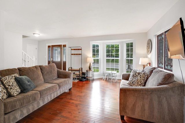 2549 Fox River PARKWAY, Waukesha, WI 53189