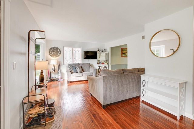 2549 Fox River PARKWAY, Waukesha, WI 53189