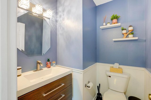2549 Fox River PARKWAY, Waukesha, WI 53189