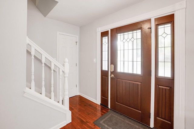 2549 Fox River PARKWAY, Waukesha, WI 53189