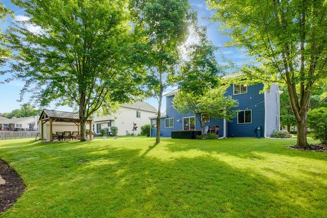 2549 Fox River PARKWAY, Waukesha, WI 53189