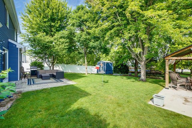 2549 Fox River PARKWAY, Waukesha, WI 53189