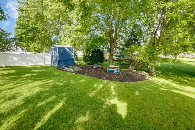 2549 Fox River PARKWAY, Waukesha, WI 53189