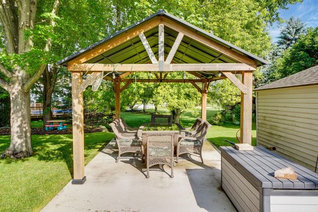 2549 Fox River PARKWAY, Waukesha, WI 53189