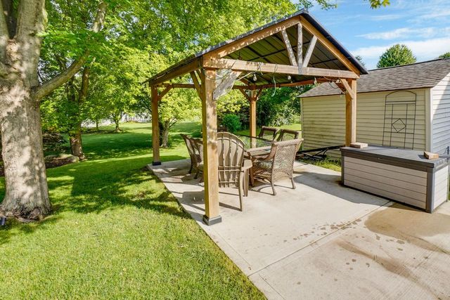 2549 Fox River PARKWAY, Waukesha, WI 53189