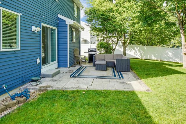 2549 Fox River PARKWAY, Waukesha, WI 53189