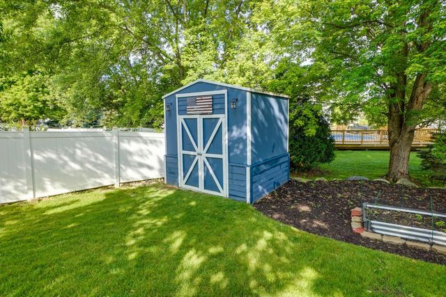 2549 Fox River PARKWAY, Waukesha, WI 53189