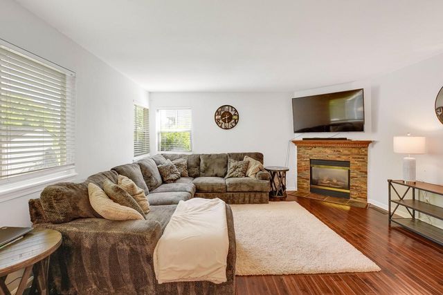 2549 Fox River PARKWAY, Waukesha, WI 53189