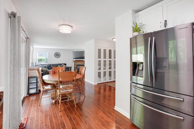 2549 Fox River PARKWAY, Waukesha, WI 53189