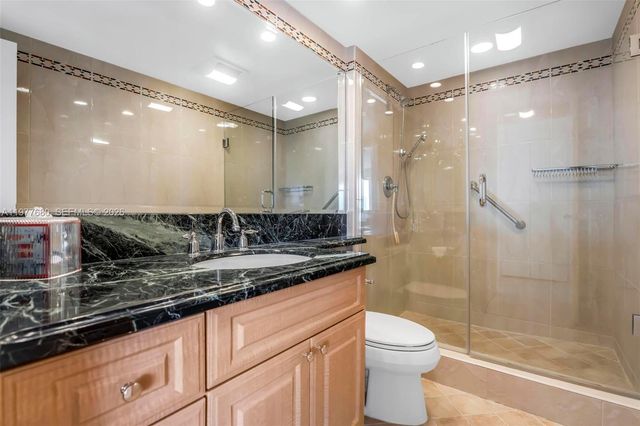 19707 Turnberry Way 22G, Aventura, FL 33180