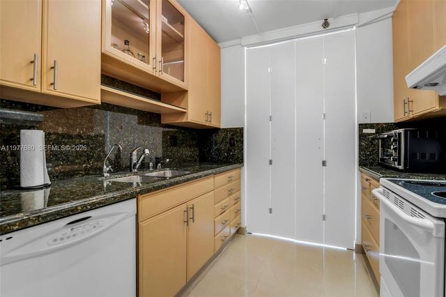 19707 Turnberry Way 22G, Aventura, FL 33180