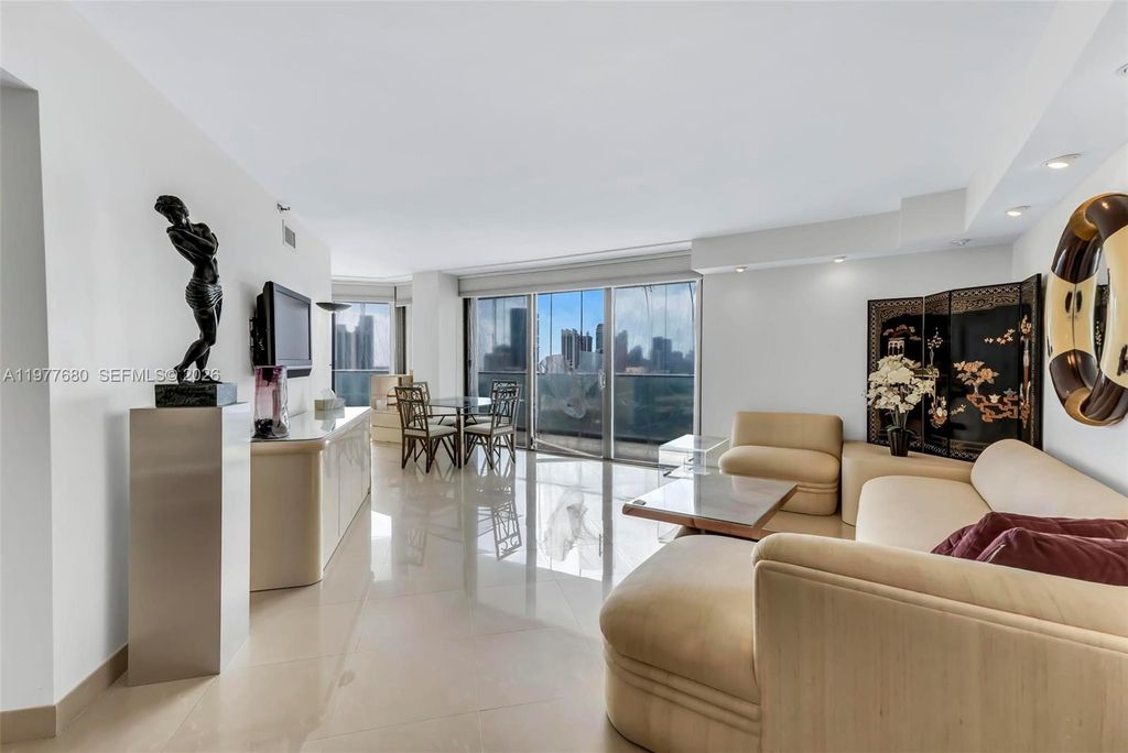 19707 Turnberry Way 22G, Aventura, FL 33180