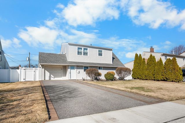 48 Daffodil Lane, Wantagh, NY 11793