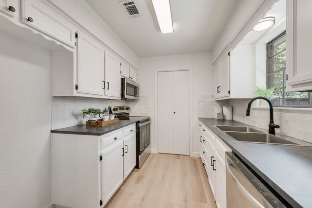 203 Sunset Court, Arlington, TX 76013