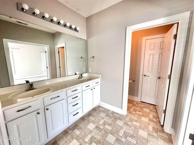 1941 Tara Court 203, Greenville, NC 27858